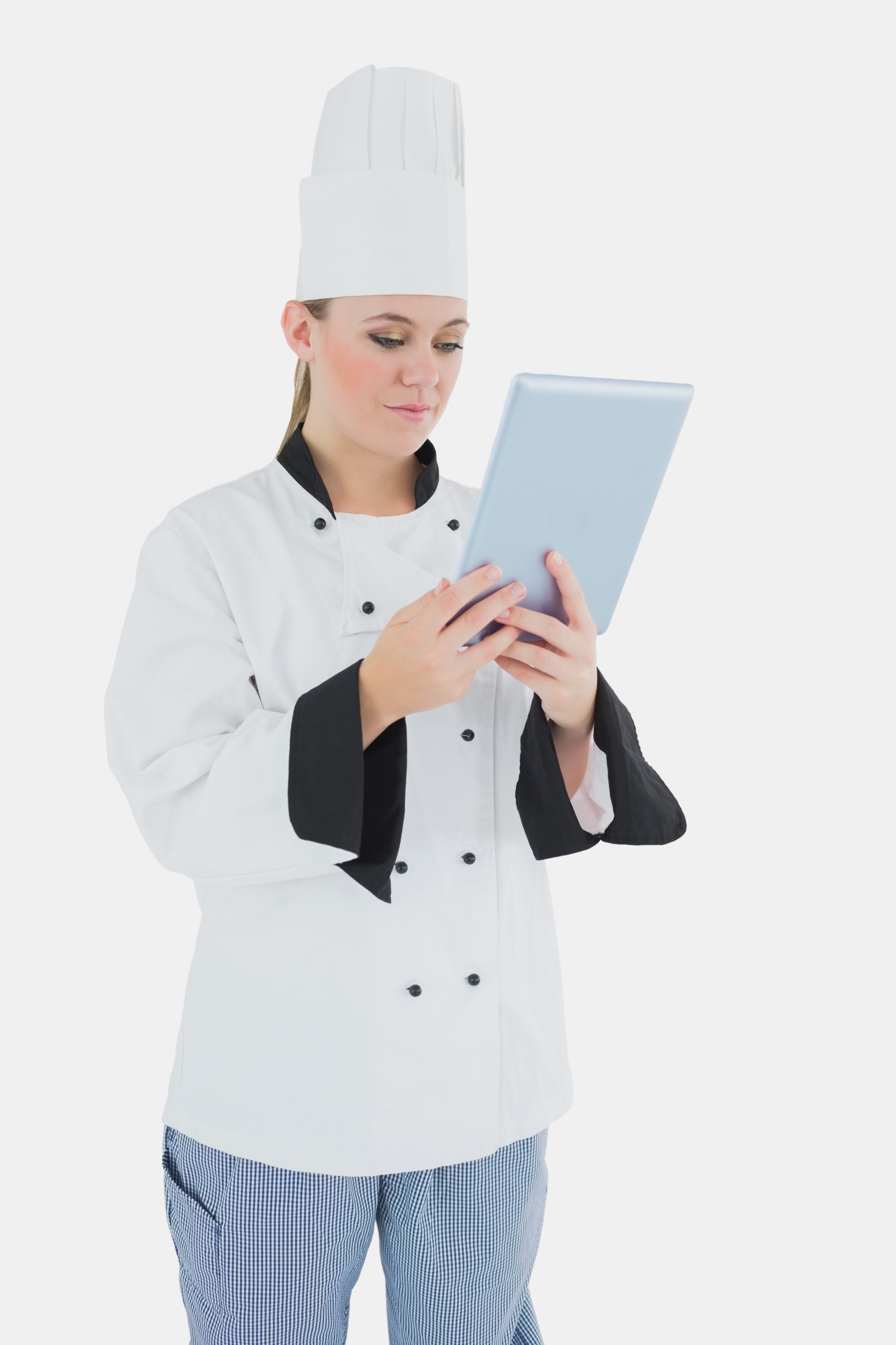 Chef digitale che lavora con tablet e ingredienti